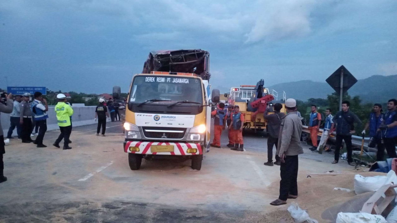Evakuasi kendaraan yang terlibat kecelakaan di Km 77 Tol Pandanaan-Malang, Senin (23/12/2024). Truk mundur tidak terkendali dan menabarak bus dibelakangnya. (Foto: RRI /Awang Sukmawang).
