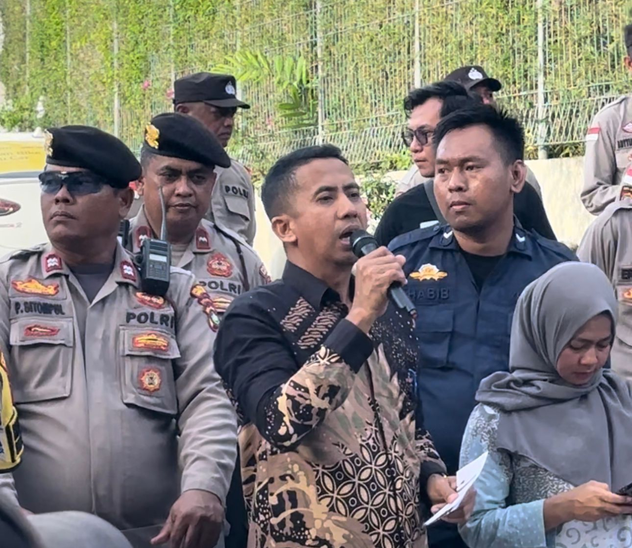 Ratusan warga menggelar aksi menuntut Pemungutan Suara Ulang (PSU) Pilkada Kota Batam 2024