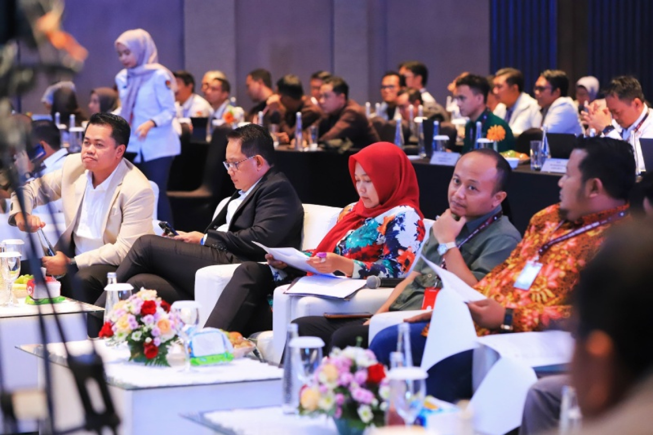 Pj. Gubernur Jatim, Adhy karyono bersama ketua KPU Jatim, Aang Kunaifi di tahapan rekapitulasi pilkada Jatim 2024. (Dok. KPU Jatim)
