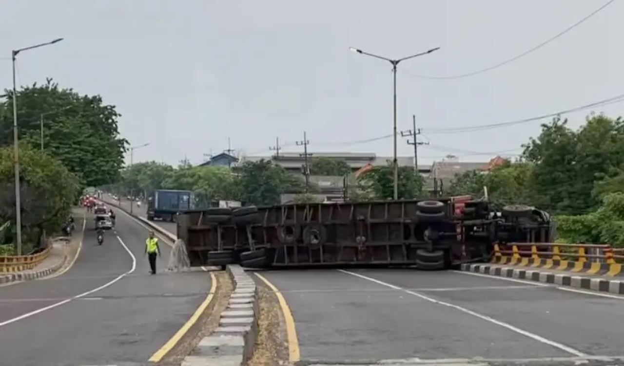 Truk trailer terguling di Trosobo, Taman, Sidoarjo, pada Minggu (29/12/2024) pagi