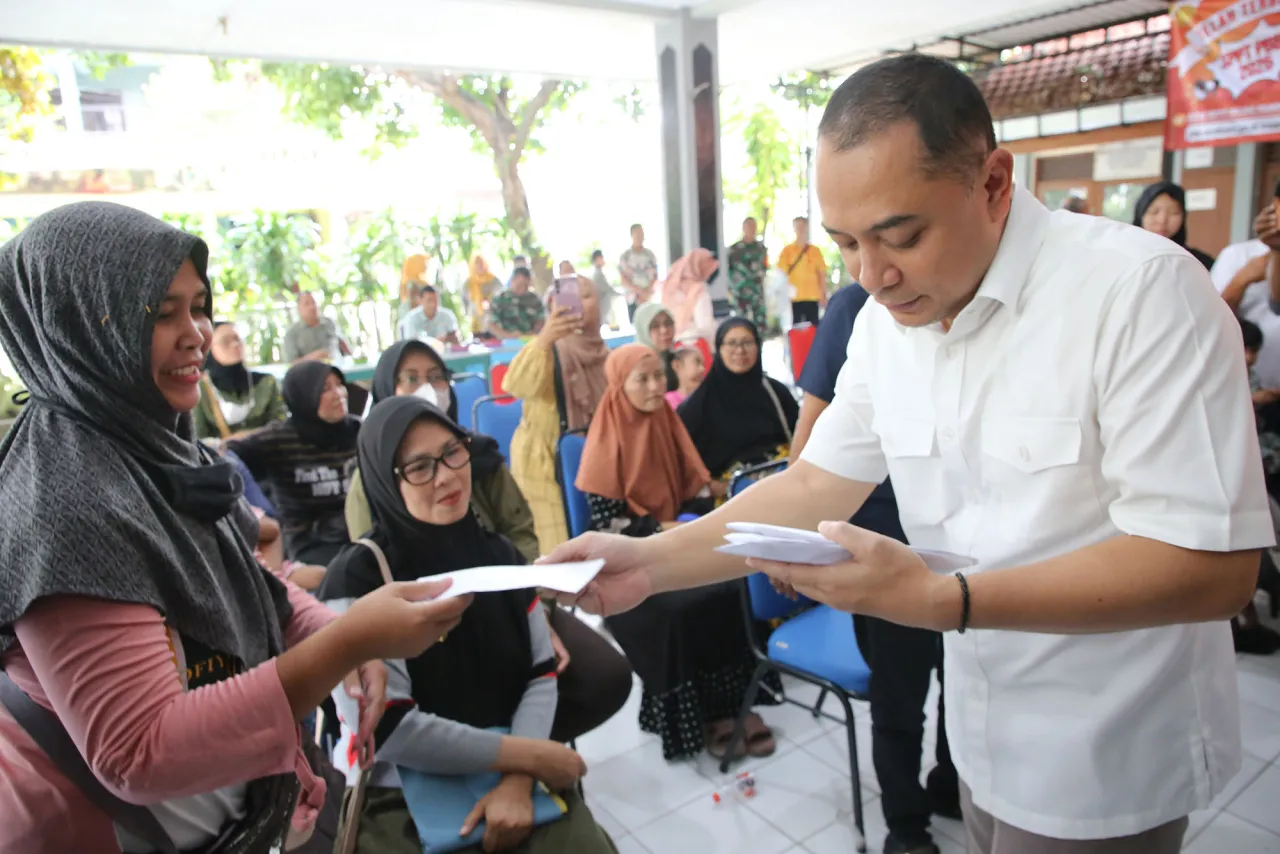 Wali Kota Surabaya Eri Cahyadi Berikan Ganti Rugi Pada UMKM Korban Penipuan