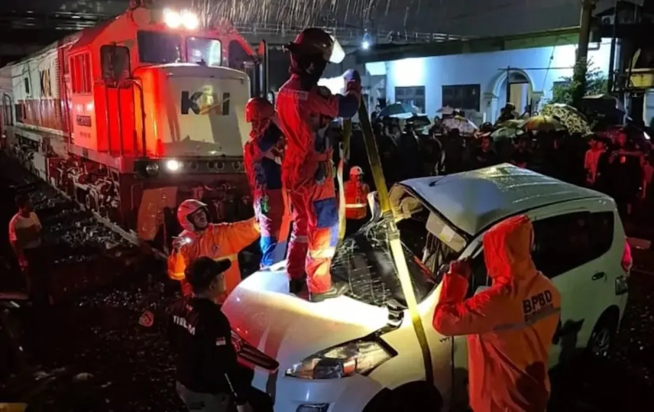 Mobil Ertiga Ringsek Tertabrak Kereta Api di Tambak Mayor Surabaya, Begini Kondisi Penumpangnya