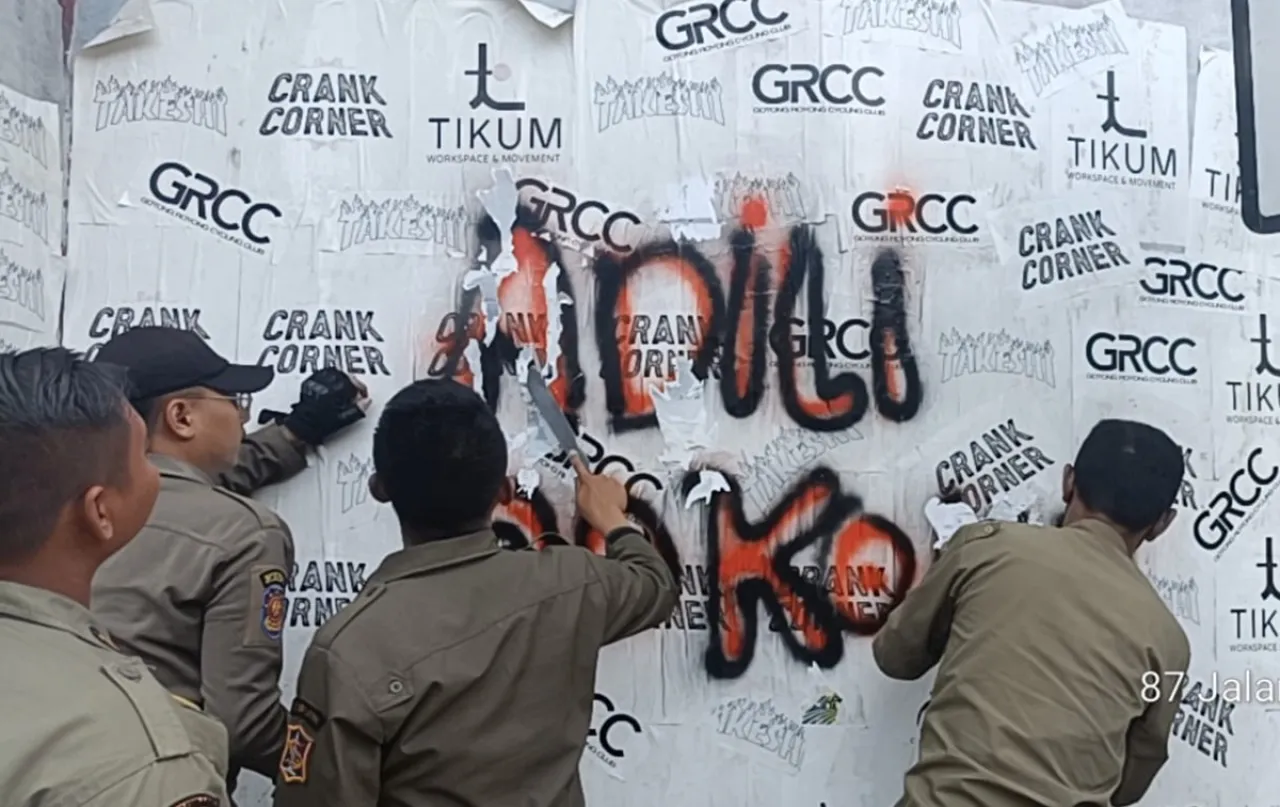 Sikapi Aksi Vandalisme, Satpol PP Surabaya Cat Ulang Tembok Bertuliskan ‘Adili Jokowi’ di 24 Titik