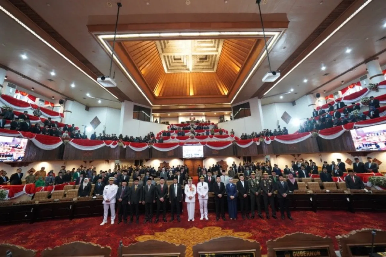 Gubernur Khofifah-Wagub Emil Sampaikan Visi dan Misi di Hadapan Anggota DPRD Jatim