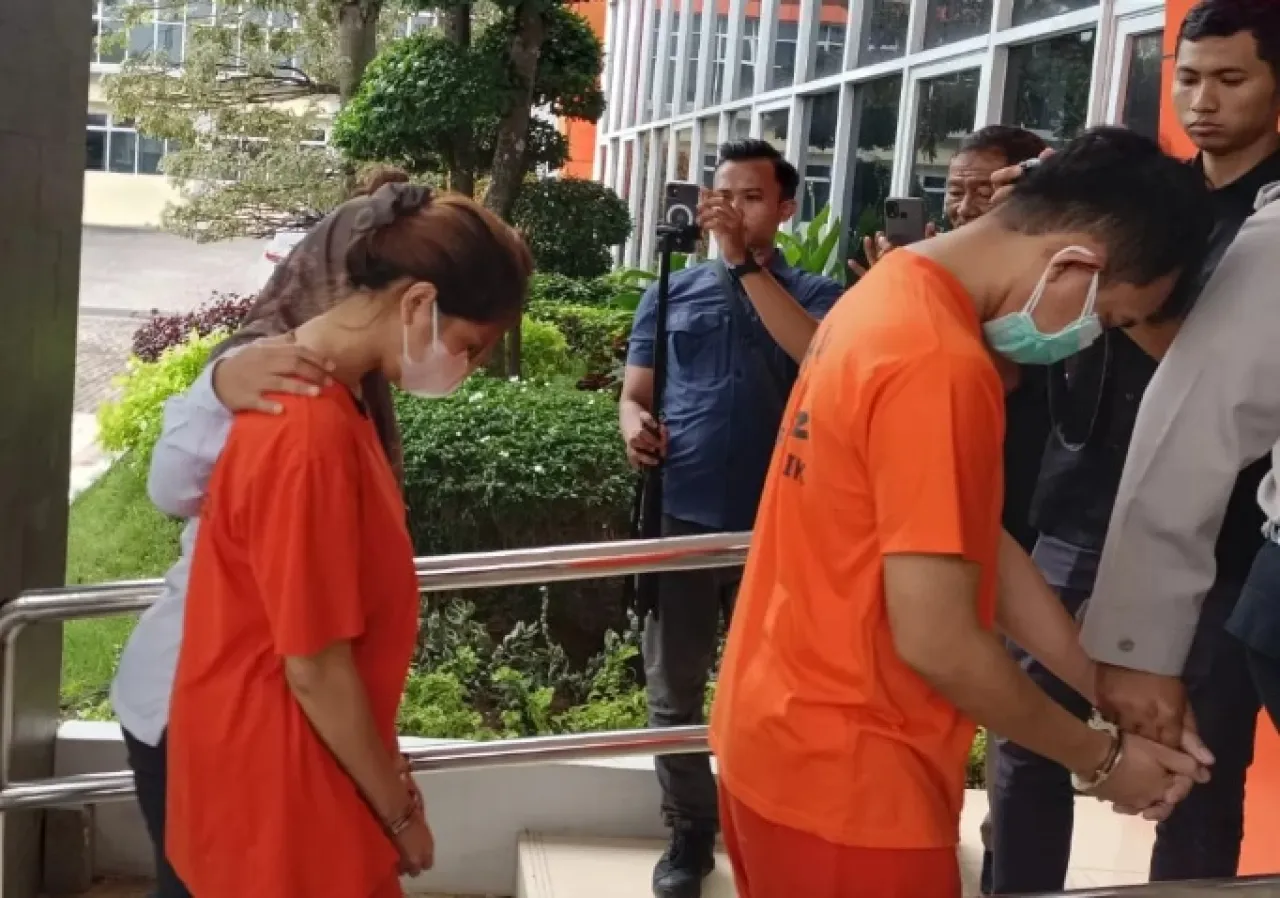 Terdakwa Ichlas Budhi Pratama eks Pegawai Petrokimia Gresik dan Selebgram Viska Dhea Ramadhani