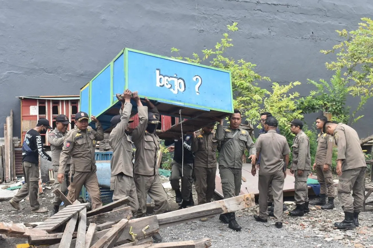 Cegah Perjudian Burung Merpati, Satpol PP Surabaya Tertibkan Bekupon di Petemon