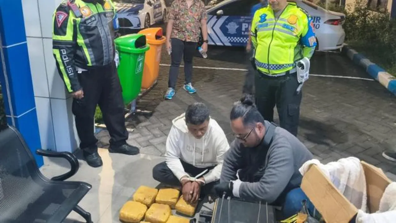 Baca juga : Bawa 7 Kg Sabu, Pria Asal Madura Diringkus di Surabaya, Jaringannya Ngeri!