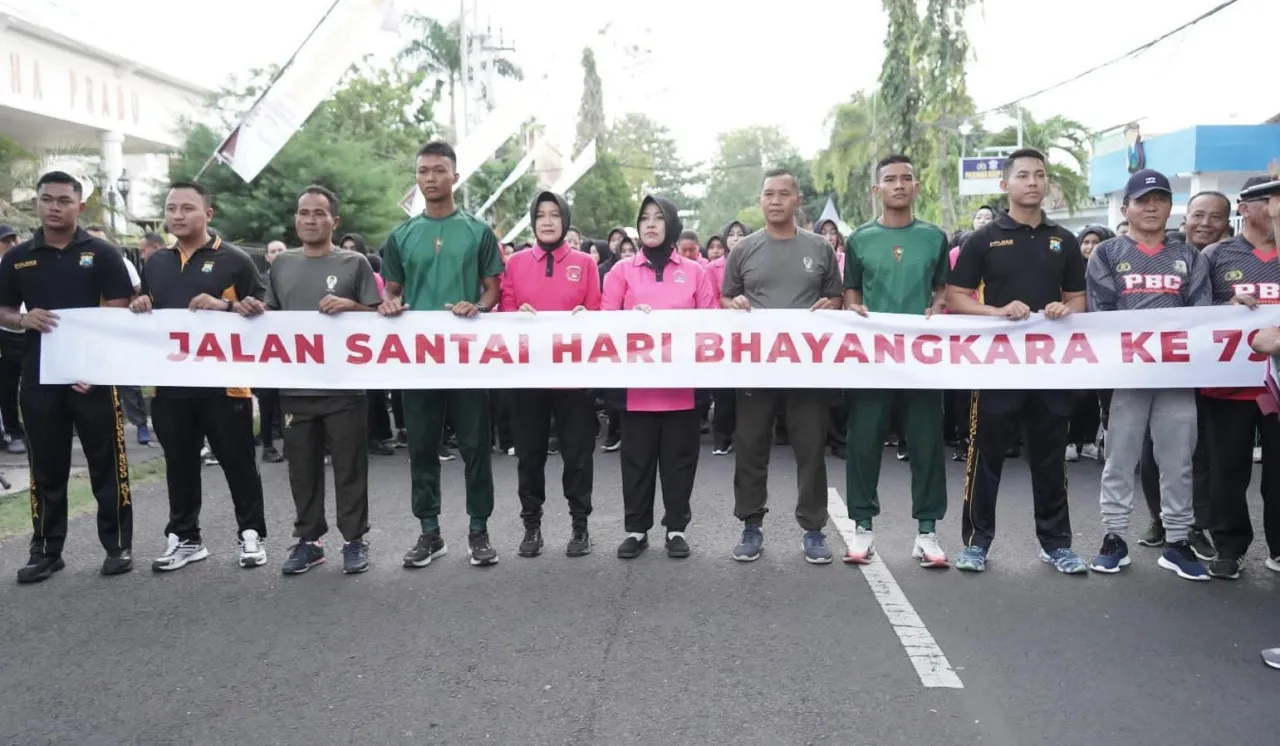 Polres Probolinggo Kota Gelar Jalan Santai Semarak Hari Bhayangkara Ke-79