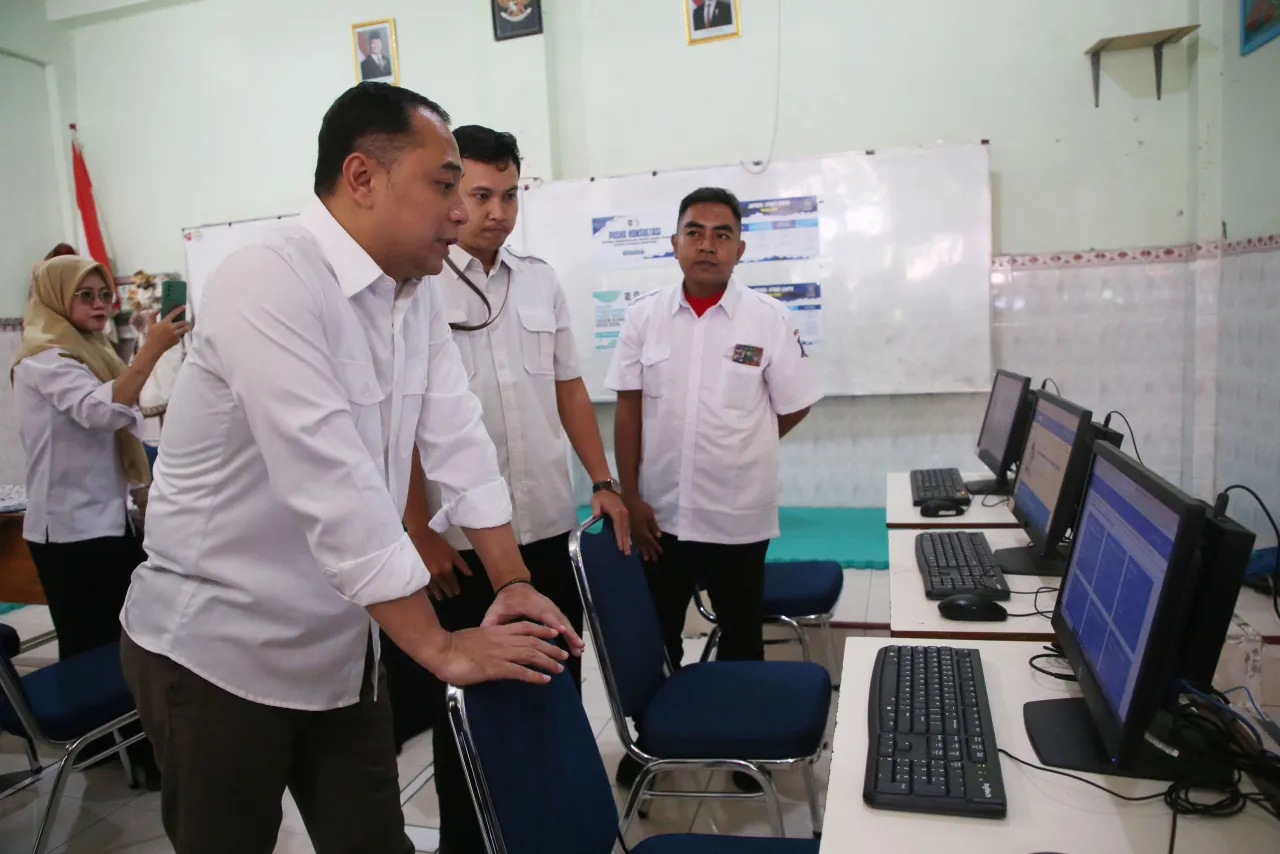 Wali Kota Surabaya Tinjau Posko SPMB, Pastikan Pendaftaran Sekolah Tanpa Antrean