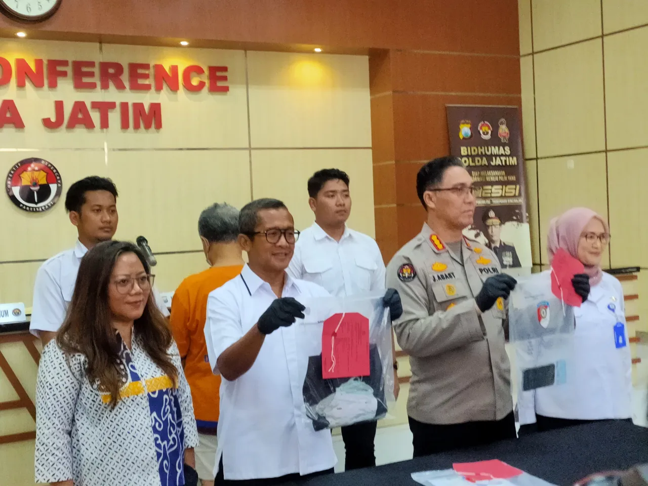 Baca juga : Cabuli Gadis di Bawah Umur, Pemuka Agama yang Sudah Berusia 68 Tahun ini Ditahan Polda Jatim