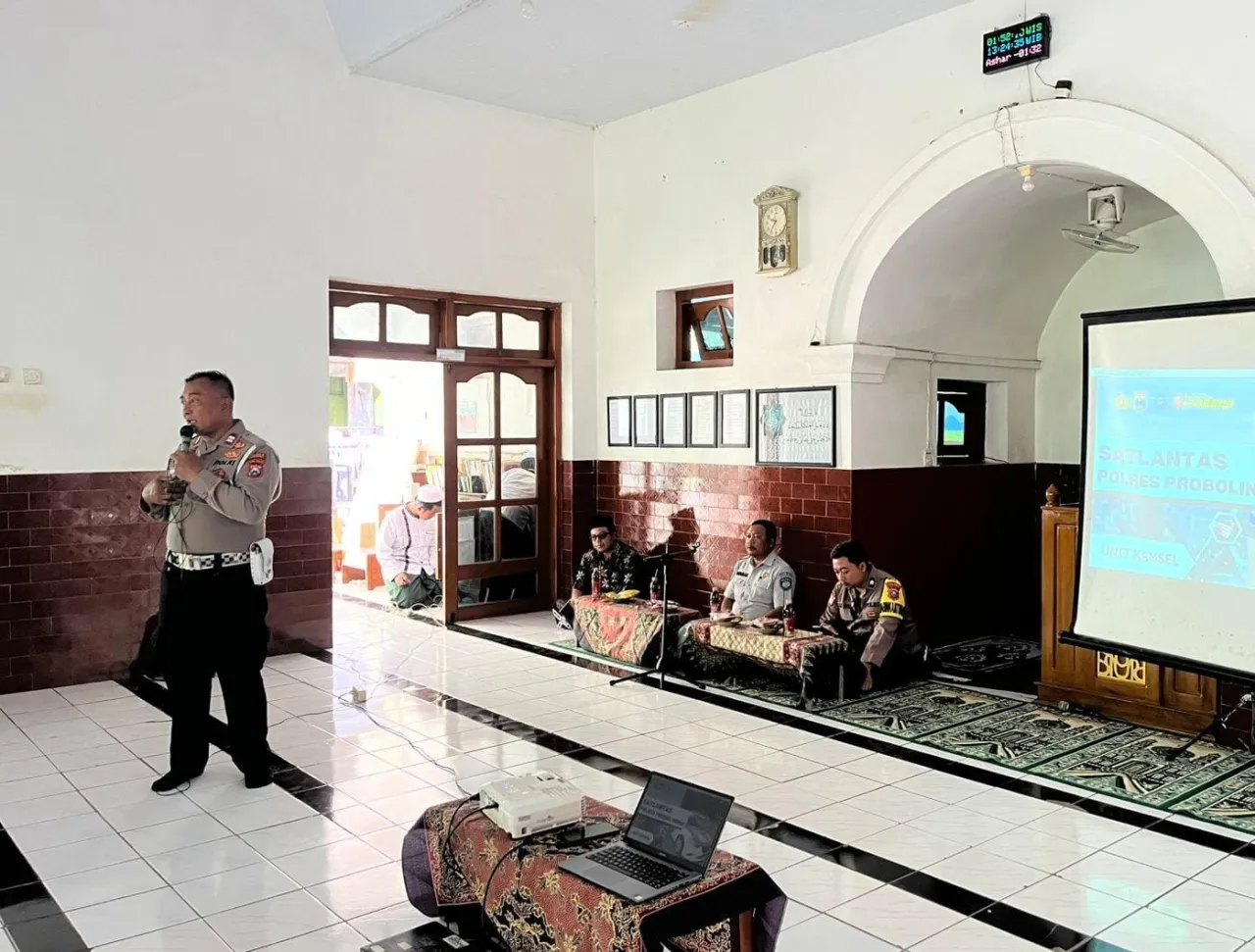 Polres Probolinggo Gelar Sosialisasi Keselamatam Berlalu Lintas di Ponpes Rofiatul Islam Krejengan