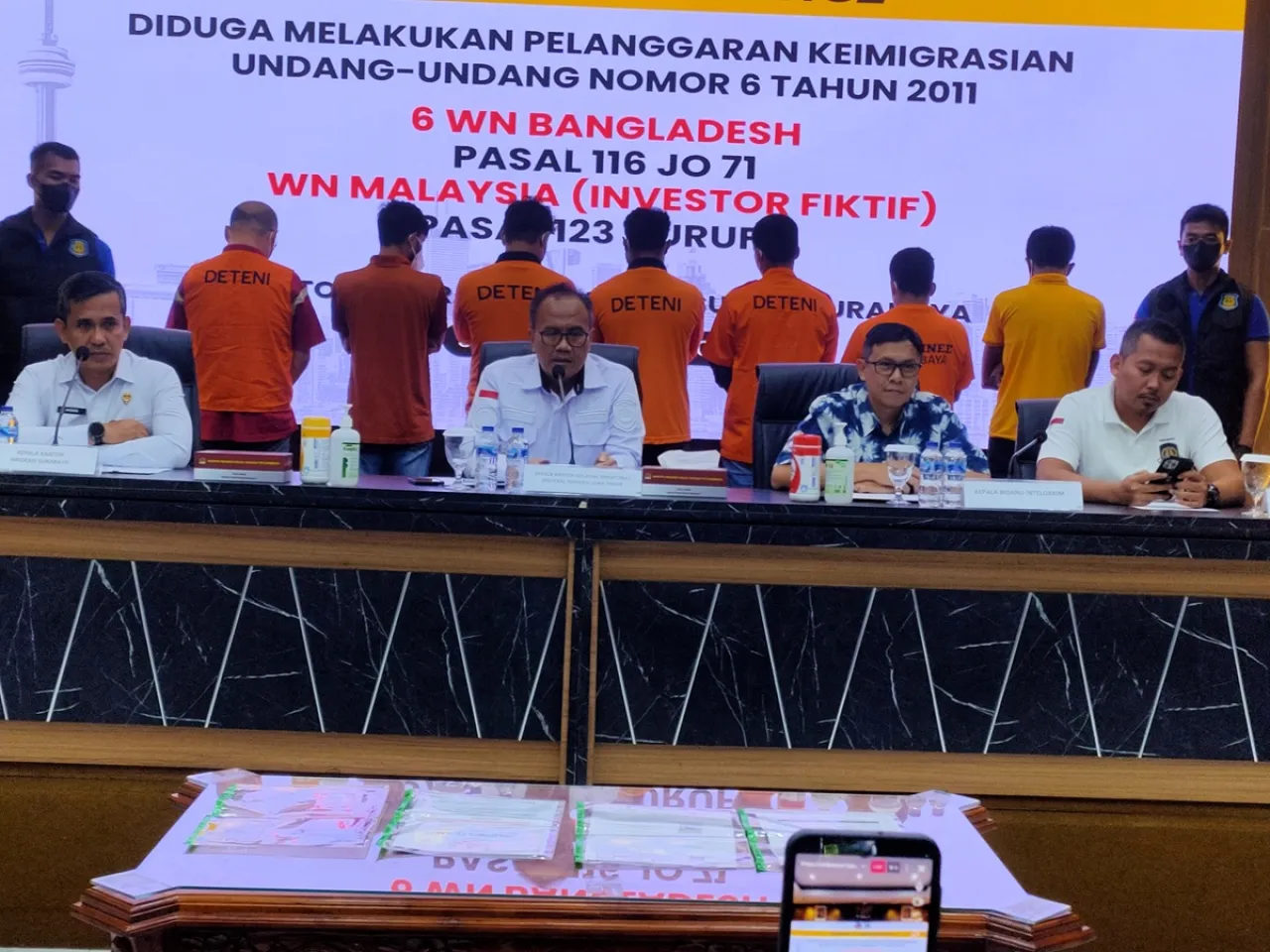Baca juga : Imigrasi Surabaya Tangkap 6 WNA Bangladesh dan 1 Malaysia