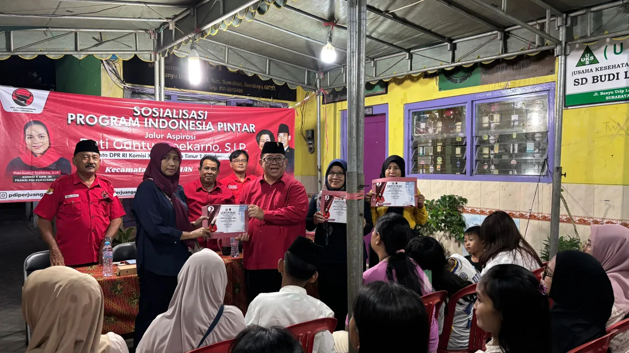 Anggota DPR RI Puti Guntur Kembali Bagikan Beasiswa PIP di Surabaya