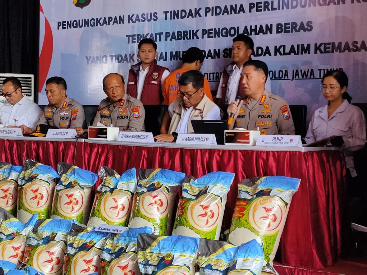 Satgas Pangan Polda Jatim Bongkar Pabrik Beras Oplosan di Sidoarjo