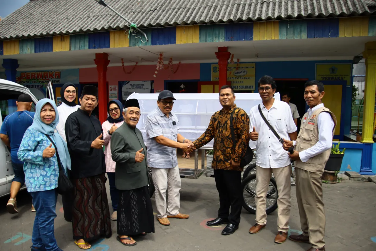 Ketua DPC Gerindra Surabaya Cahyo Harjo Prakoso Serahkan Bantuan Keranda Mayat untuk Warga Kalibokor