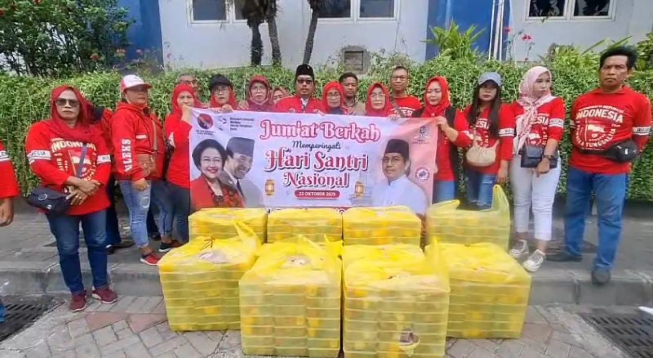 Relawan Buleks 99 Bagikan 500 Paket Polo Pendem dan Telur di Sekitar RS Soewandhi Peringati Hari Santri 2025