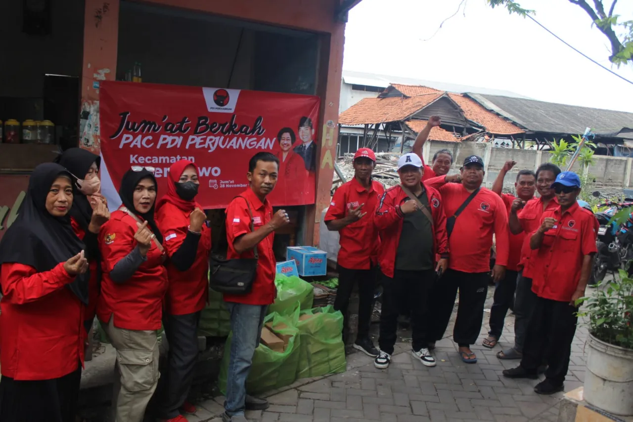 Bagikan Paket Jumat Berkah, PDIP Asemrowo Kian Dekatkan Diri ke Warga