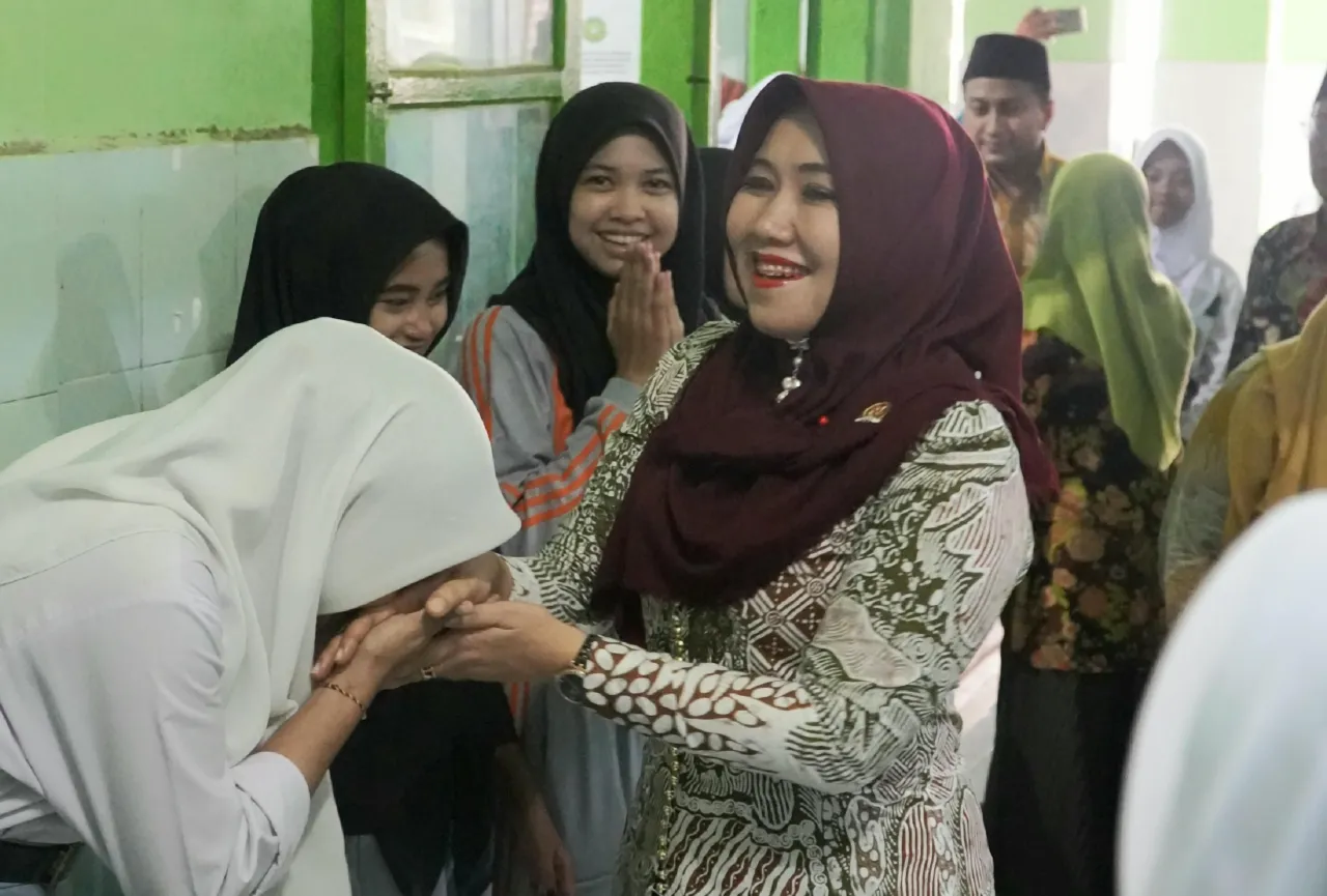 Bunda Lia Datang, SD Bustanul Huda Surabaya Riuh Saat 83 Siswa Terima PIP