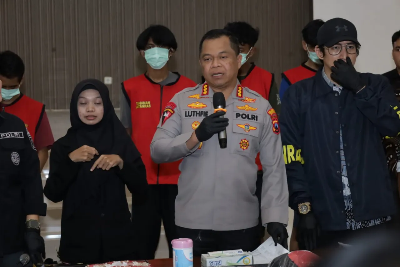 Polrestabes Surabaya Amankan 8 Remaja Pelaku Pengeroyokan dan Perampasan Motor, Diduga Anggota Perguruan Silat