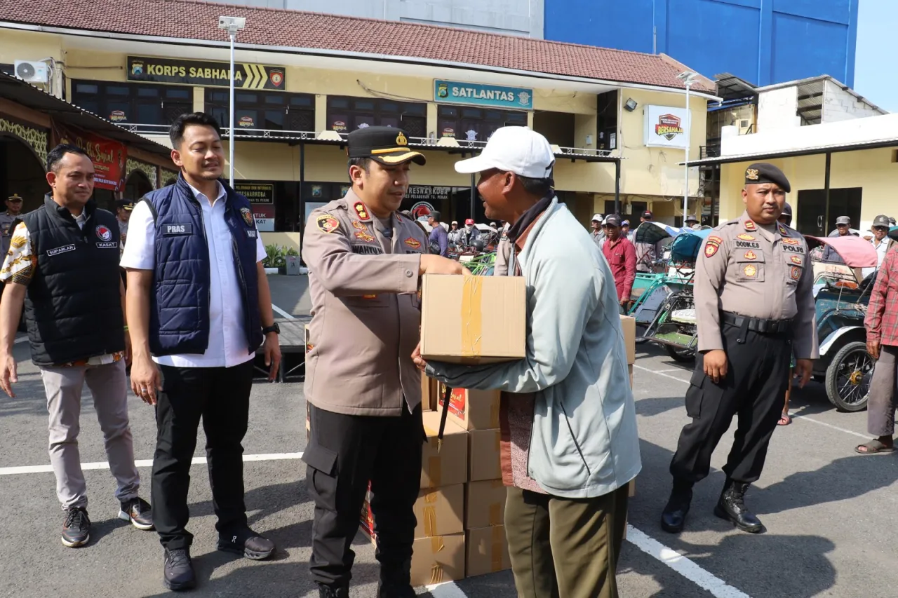 HUT Reserse ke-78, Polres Pelabuhan Tanjung Perak Bagikan Ratusan Sembako ke Tukang Becak
