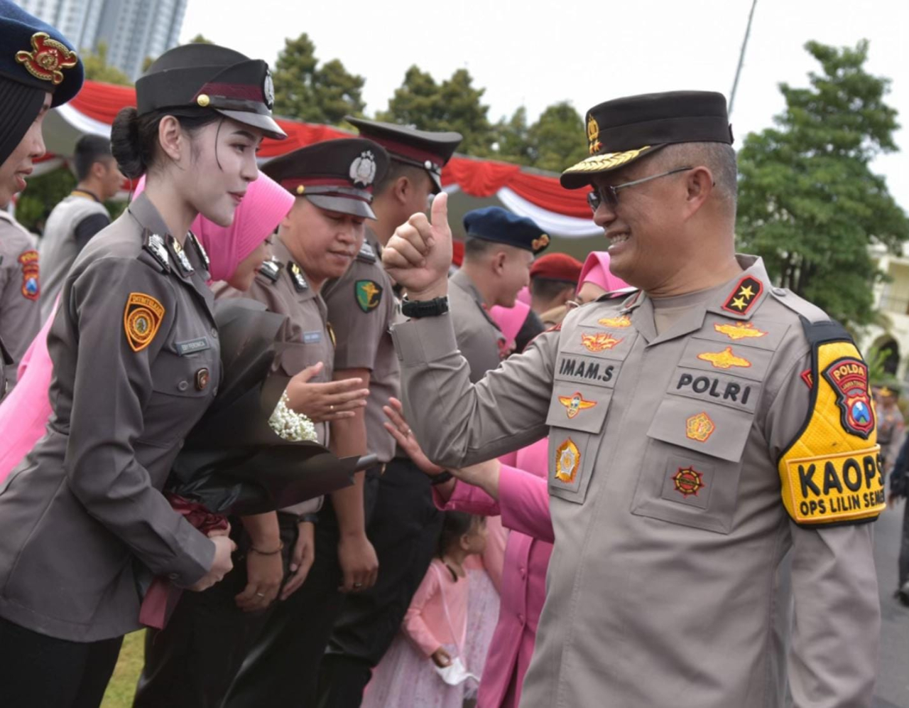 Brigadir Eby Feronica (kiri)