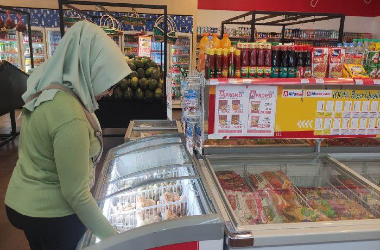 Konsumen di Kota Probolinggo saat melihat aneka produk lokal di gerai Alfamidi Super