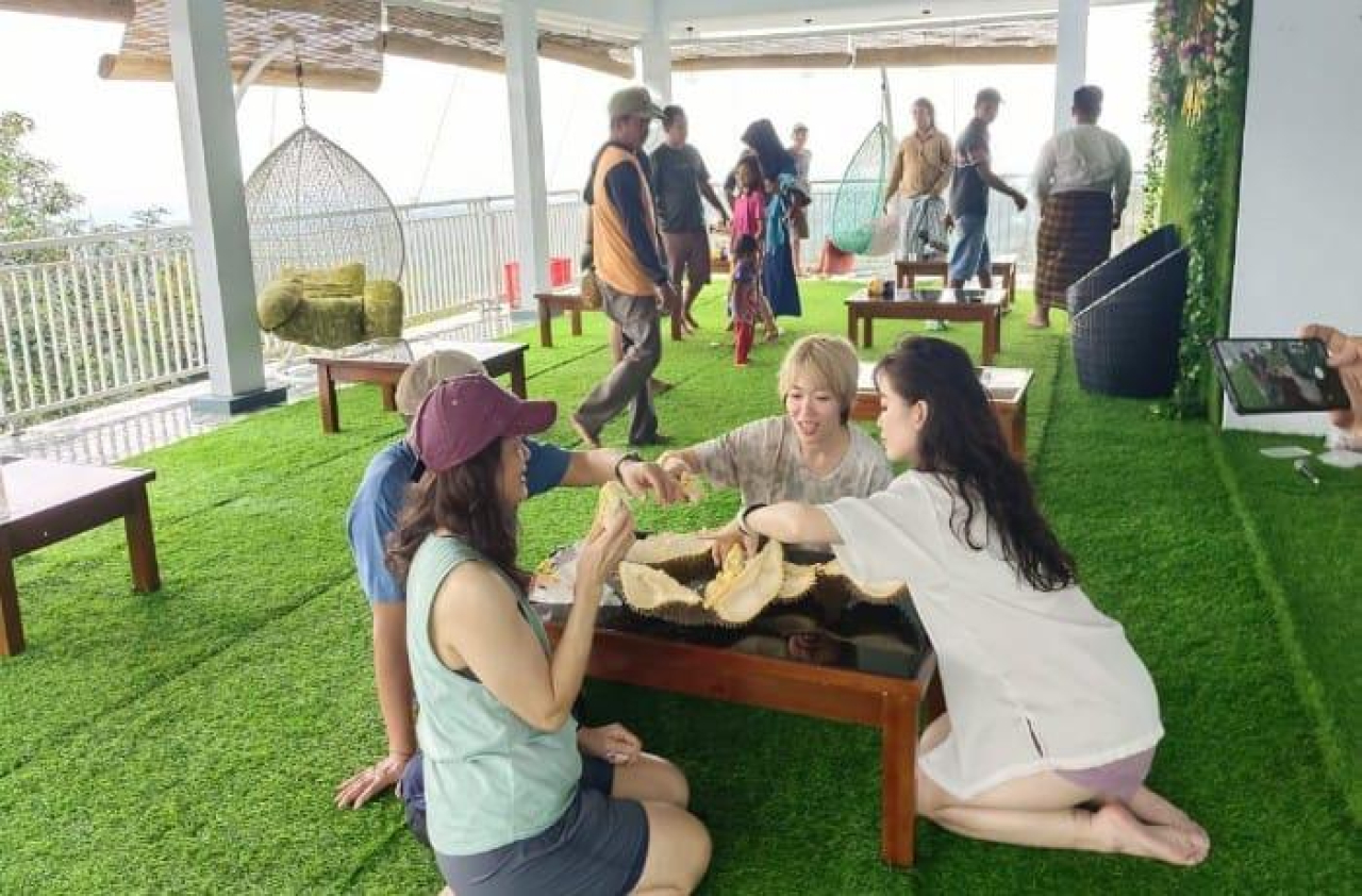 Wisatawan asing tampak menikmati sajian durian di Omah Duren, Desa Negororejo, Kecamatan Lumbang, Probolinggo