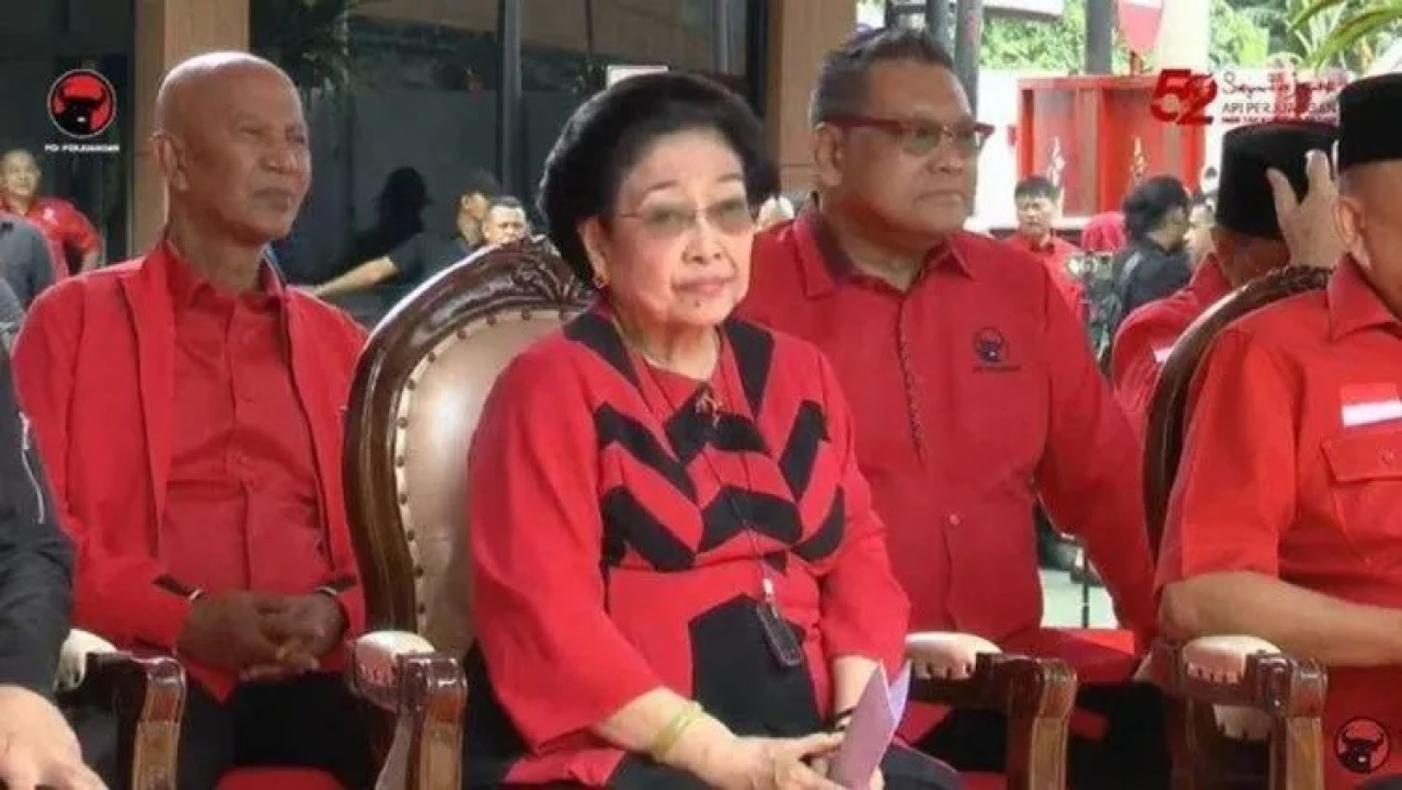 Said Abdullah, Ketua DPP PDI Perjuangan duduk di belakang Ketua Umum PDI Perjuangan, Megawati Soekarnoputri