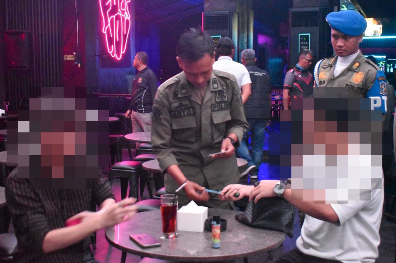 Razia di tempat hiburan malam Surabaya