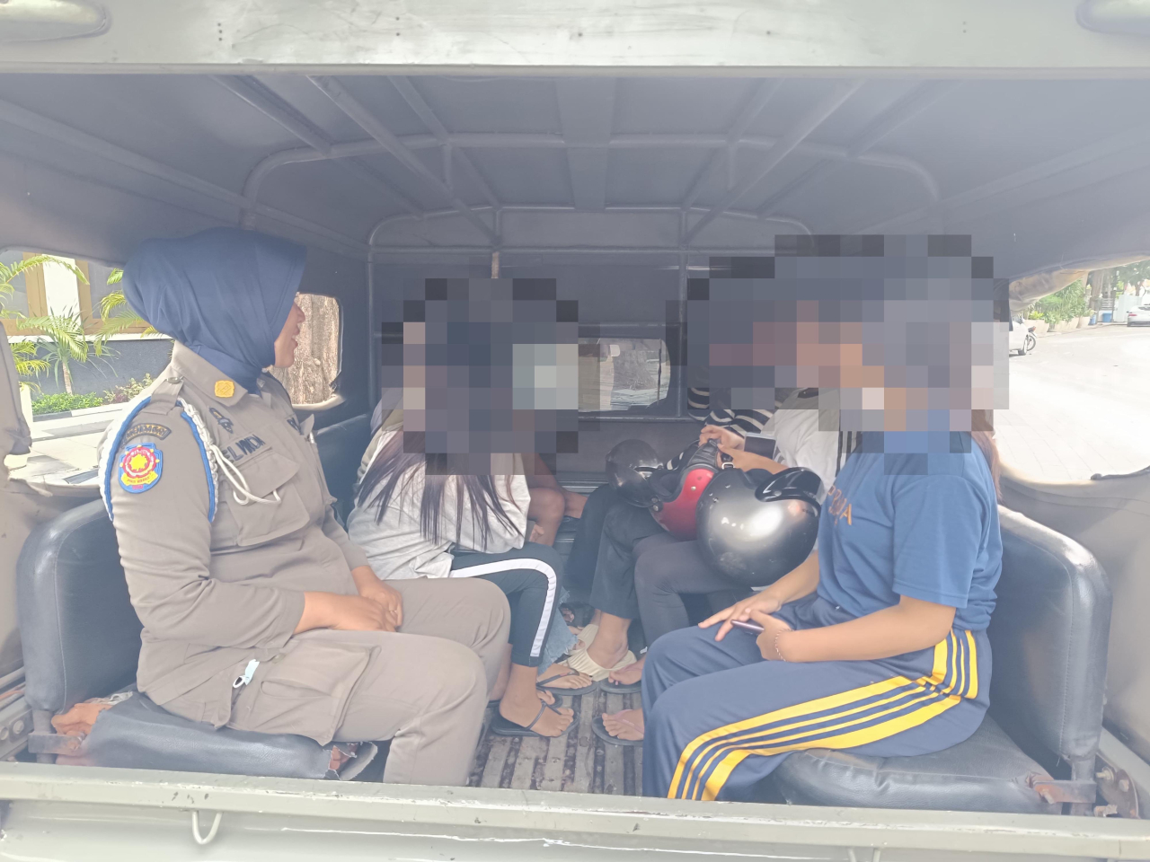 Enam remaja putri yang kedapatan tengah berkelahi diamankan Satpol PP Surabaya