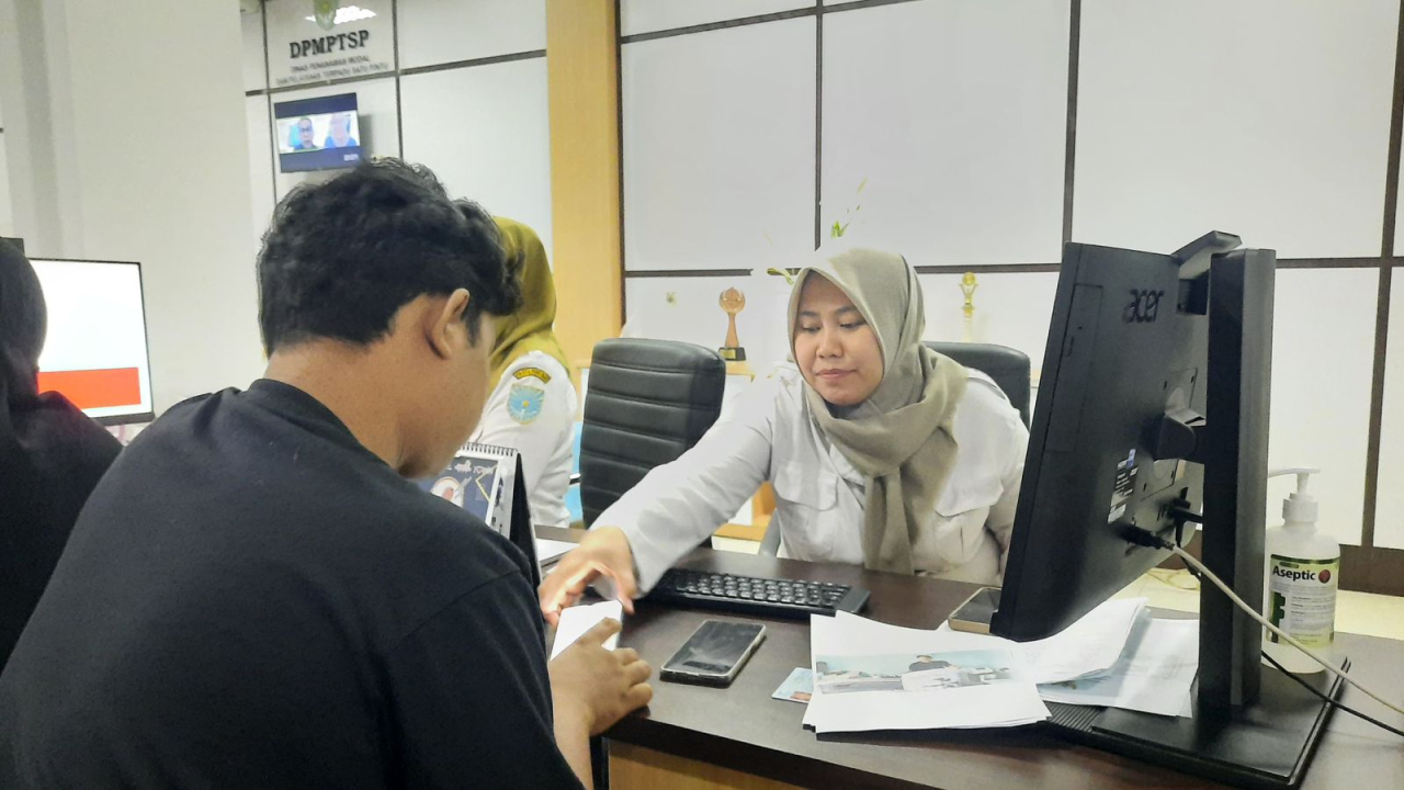 Pemkot Probolinggo melalui Dinas Penanaman Modal dan Pelayanan Terpadu Satu Pintu (DPMPTSP) saat memberikan pelayanan di Mal Pelayanan Publik (MPP) (Dok. DPMPTSP)