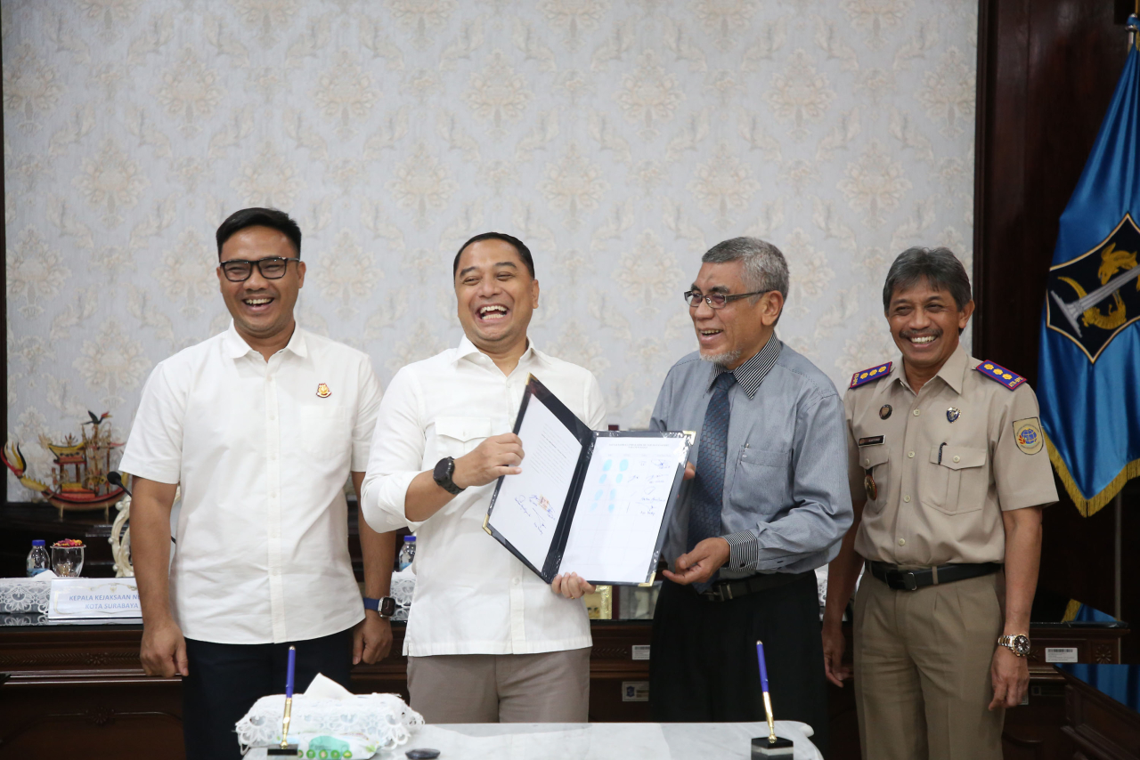 Pemkot Surabaya bersama PT Arbena Indonusa melakukan penandatangan kesepakatan bersama, penyerahan, pengamanan dan pemanfaatan tanah di Jalan Bung Tomo No.4, Surabaya