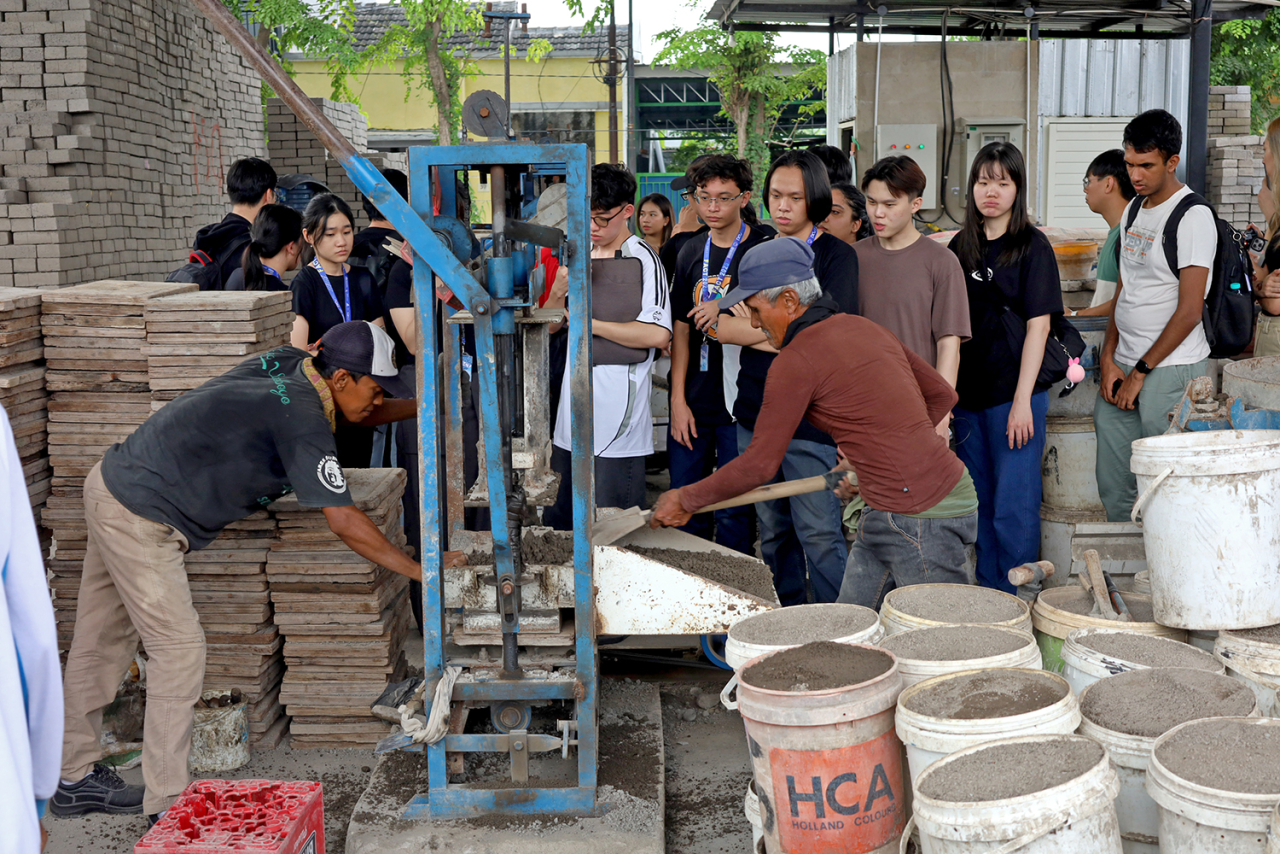 Mahasiswa Singapore University of Technology and Design (SUTD) melakukan kunjungan lapangan ke Rumah Padat Karya Kecamatan Gunung Anyar