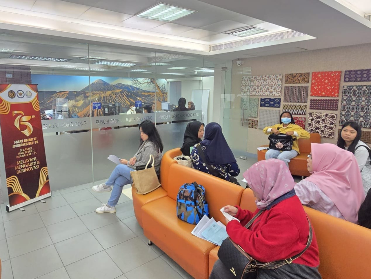 Petugas Imigrasi di KJRI Hongkong melayani pemohon paspor yang rata-rata Pekerja Migran Indonesia.