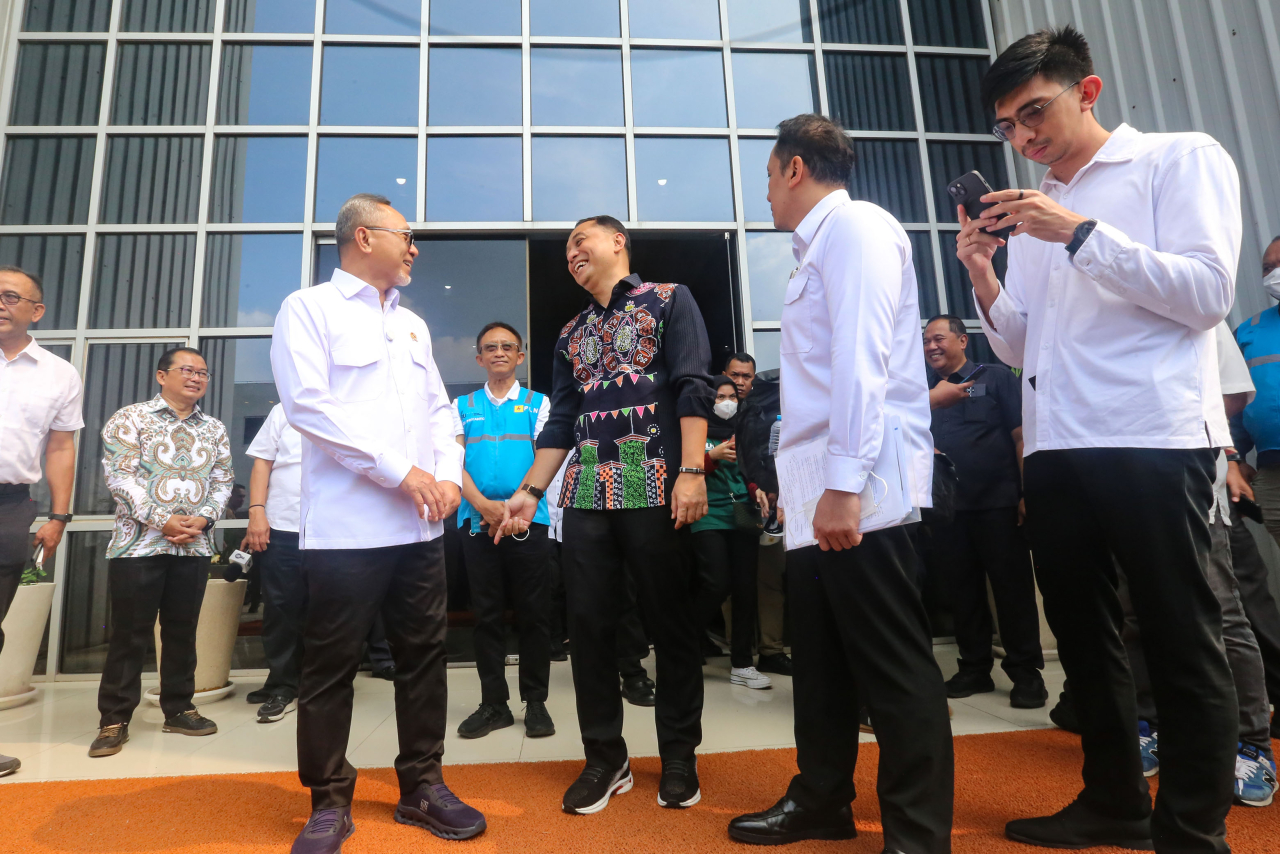 Menko Pangan Zulkifli Hasan didamping Wali Kota Surabaya Eri Cahyadi saat kunjungan kerja ke TPA Benowo Surabaya
