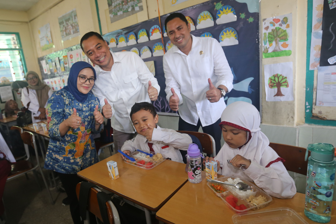Wali Kota Surabaya Eri Cahyadi memantau pelaksanaan program MBG