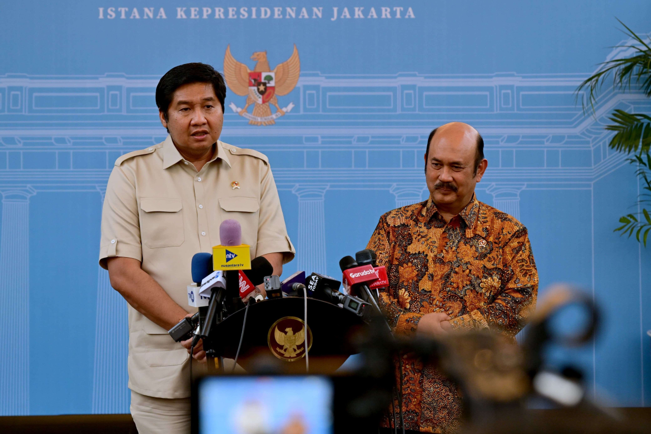 Menteri Perumahandan Kawasan Permukiman Maruarar Sirait (kiri) memberi keterangan bersama Kepala Bappenas Rachmat Pambudy (kanan) di Kompleks Istana Kepresidenan Jakarta. (Foto: RRI/Biro Pers Setpres)