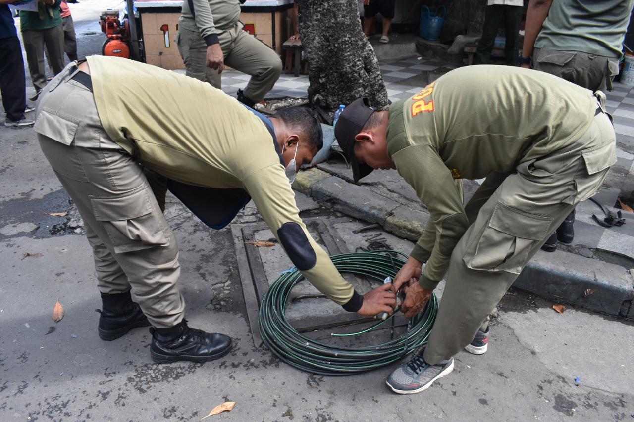 Satpol PP Kota Surabaya melakukan penertiban jaringan kabel utilitas milik provider