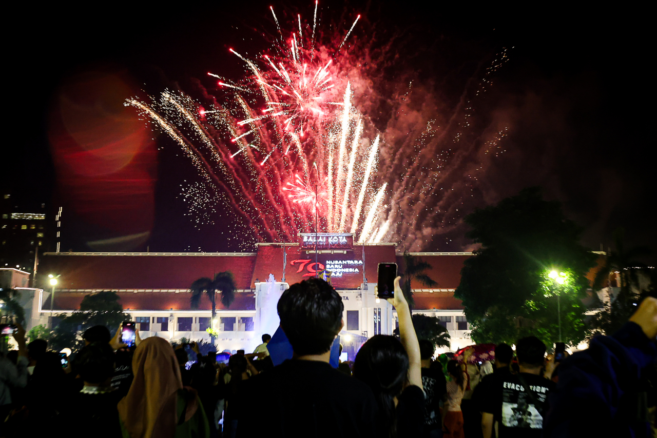 Perayaan malam tahun baru di Balai Kota Surabaya