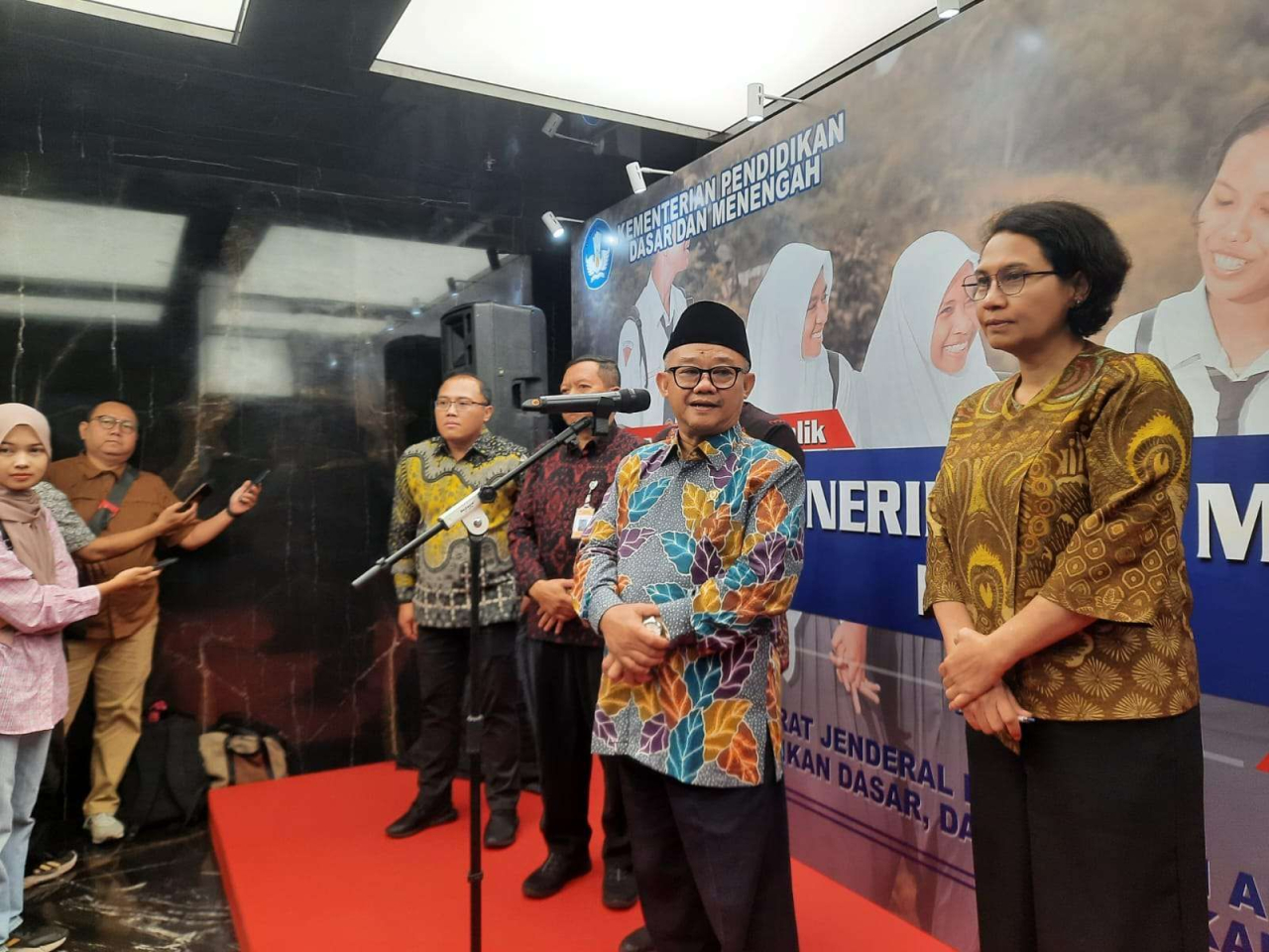 Mendikdasmen Abdul Mu'ti memberikan keterangan pers. (Foto: RRI/Rini Hairani)