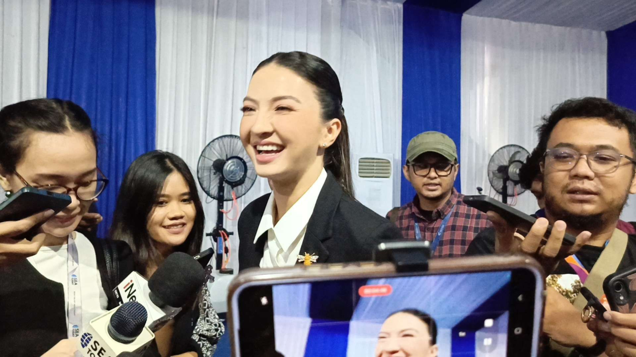 Staf Khusus (Stafsus) Kemkomdigi, Raline Shah ditemui sejumlah wartawan usai pelantikan dirinya, Senin (13/1/2025). (Foto: RRI/Josua Sihombing