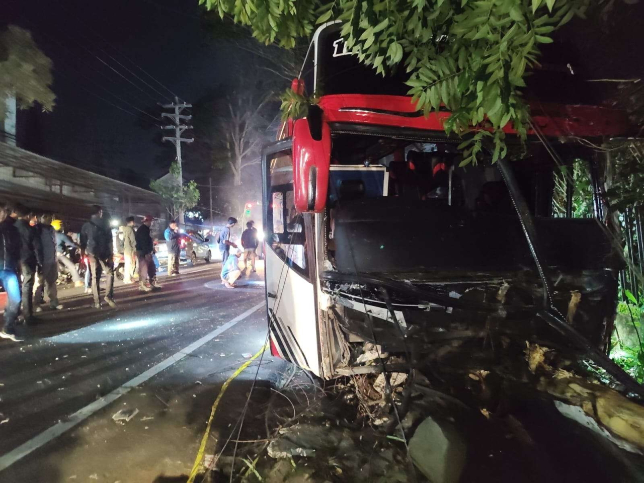 Kondisi bus pariwisata yang diduga rem blong dan menewaskan empat orang di Kota Batu (Foto: RRI/Widia Rahayu)