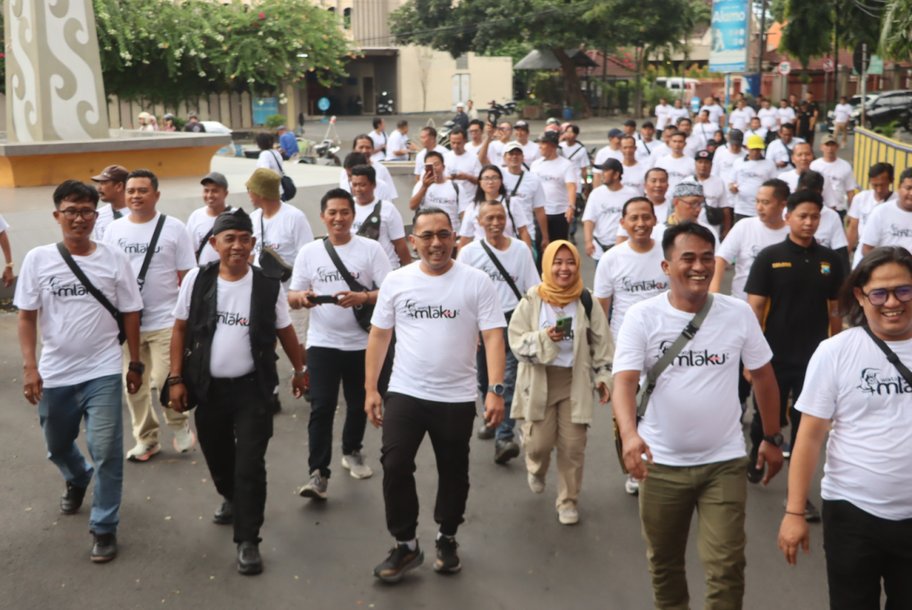 Kegiatan jalan sehat bertajuk 'Mlaku Bareng' Polres Probolinggo Kota bersama jurnalis juga dalam rangka memperingati HPN 2025