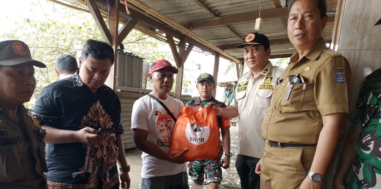 BPBD Surabaya memberikan bantuan kepada warga terdampak banjir di Karangpilang