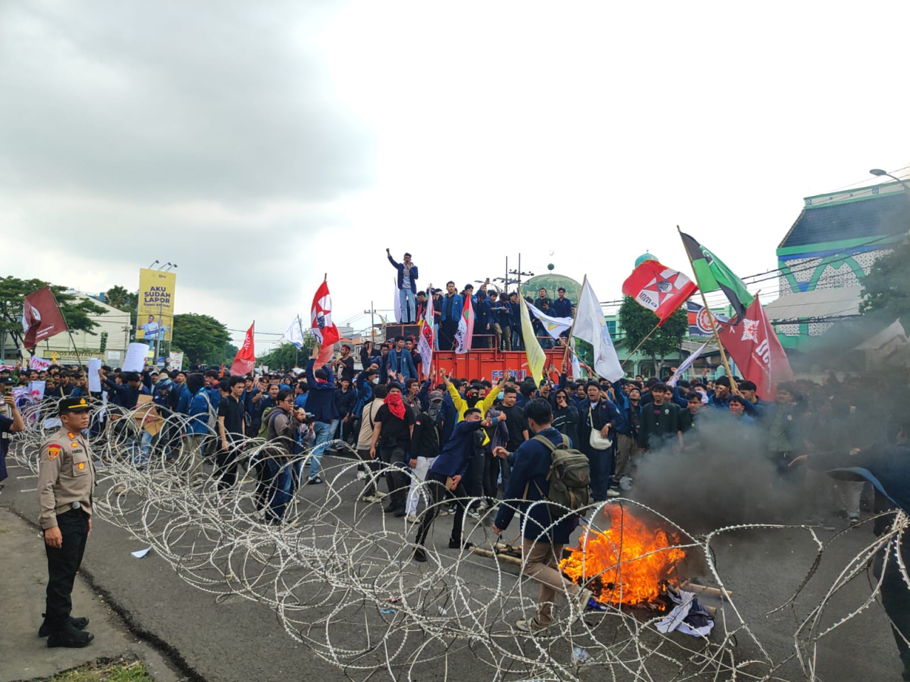 Aksi demo di DPRD Jatim