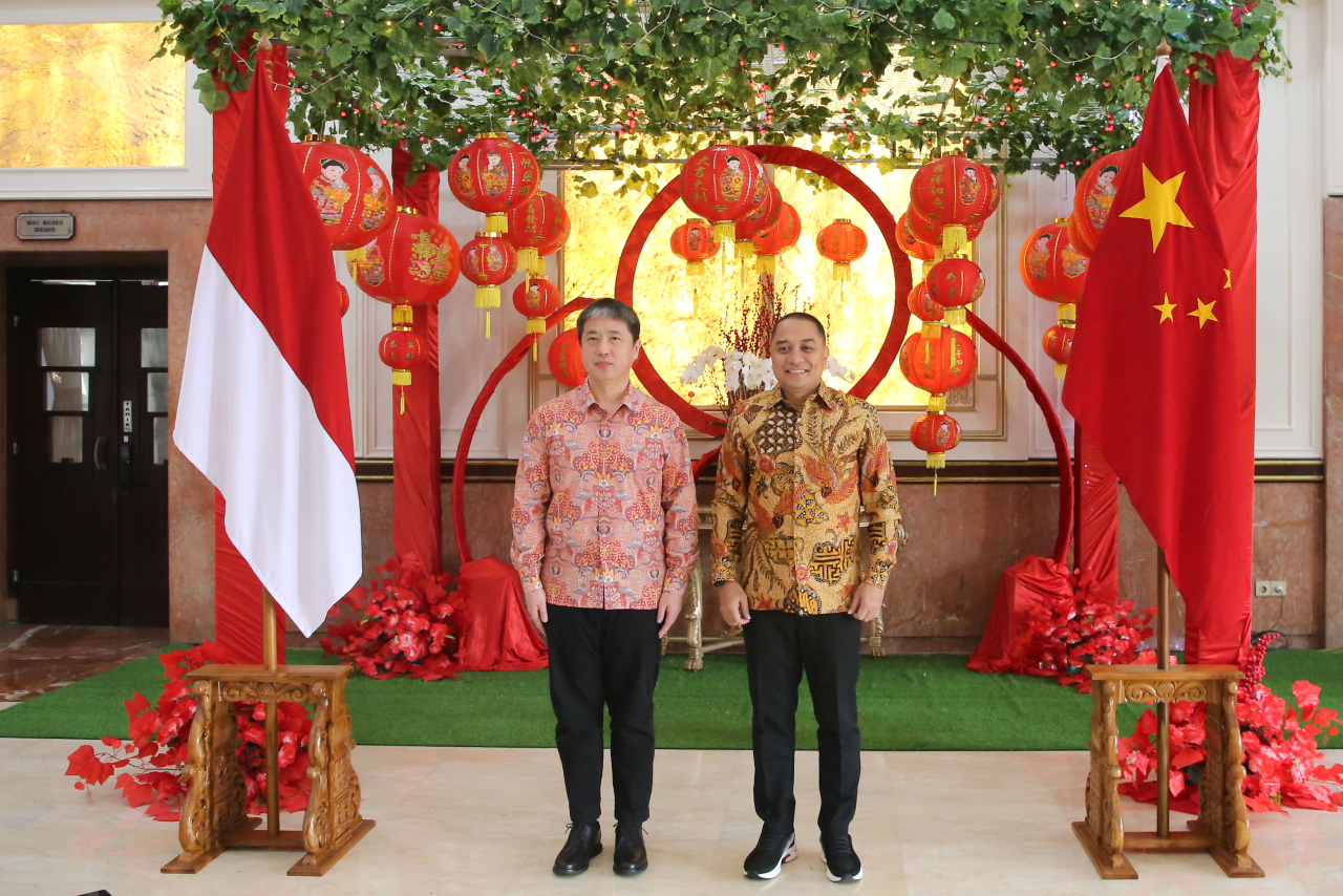 Wali Kota Surabaya Eri Cahyadi menyambut hangat kunjungan Konsulat Jenderal (Konjen) Republik Rakyat Tiongkok (RRT) di Surabaya, Mr. Xu Yong, di Ruang Kerja Walikota, Selasa (11/2/2025)