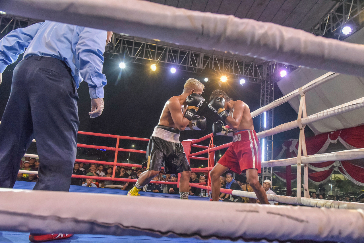 Pertandingan tinju “Surabaya Big Fight” di Surabaya Expo Centre (SBEC)