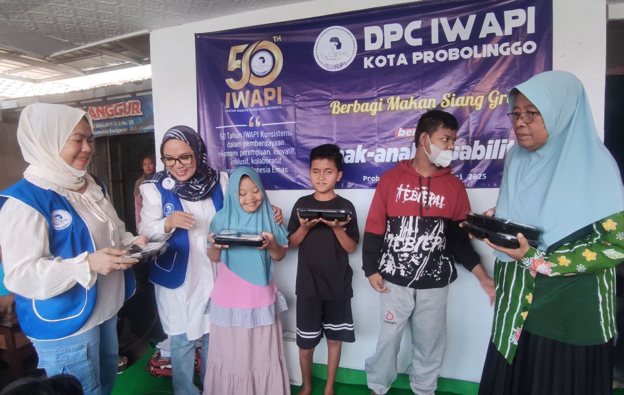 Aksi bagikan nasi kotak oleh DPC IWAPI Kota Probolinggo, sebagai bentuk dukungan program makan bergizi gratis (MBG)
