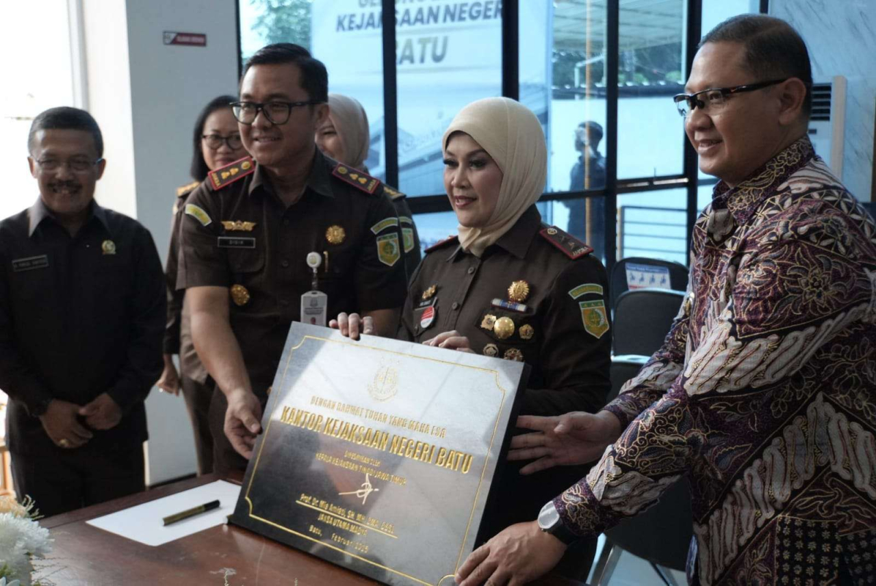 Gedung Kejaksaan Negeri Kota Batu diresmikan. (Foto : Prokopim KWB) KBRN, Batu : Kepala Kejaksaan Tinggi Jawa Timur, Prof. Dr. Mia Amiati, meresmikan gedung baru Kejaksaan Negeri (Kejari) Kota Batu pada Rabu (19/2/2025).