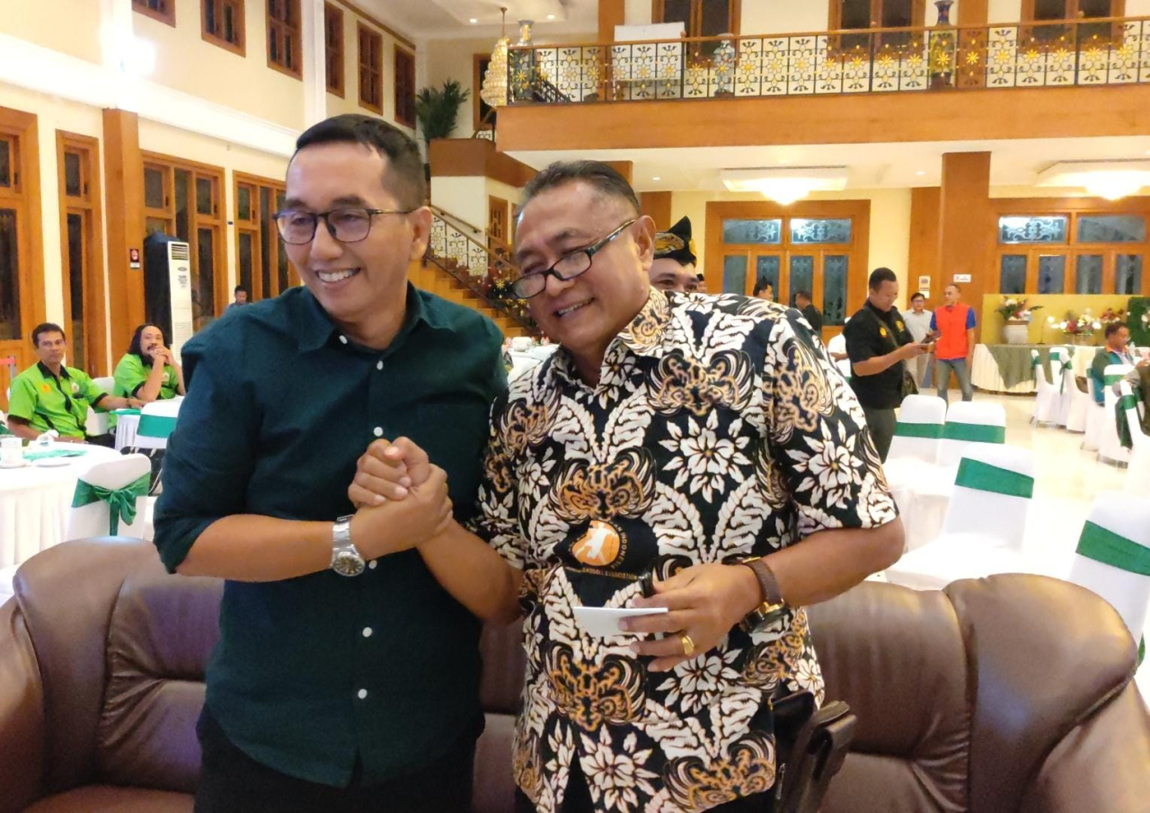 Ketua KONI Kota Probolinggo 2025-2029 terpilih, Zulfikar Imawan (kiri berbaju hijau)